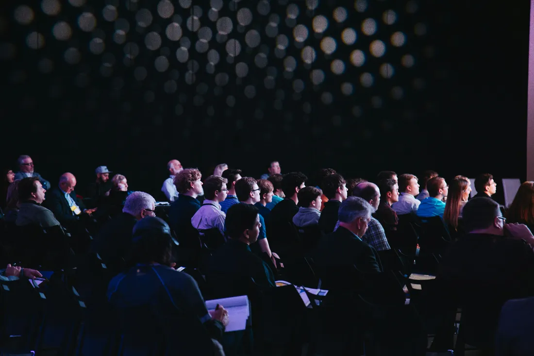 Public attentif pendant une conférence