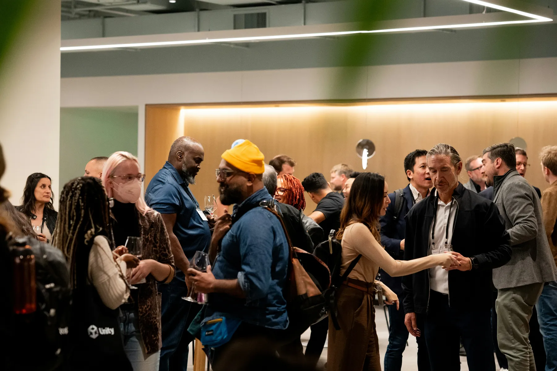 Des participants échangent lors d’une rencontre professionnelle